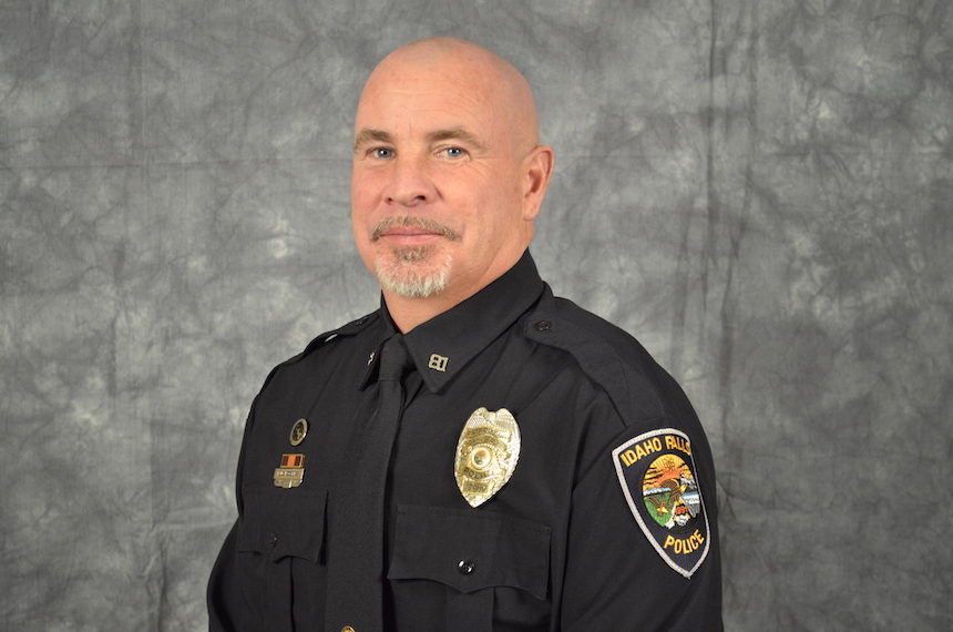 watch ifpd officer breaks down as he signs off his final shift