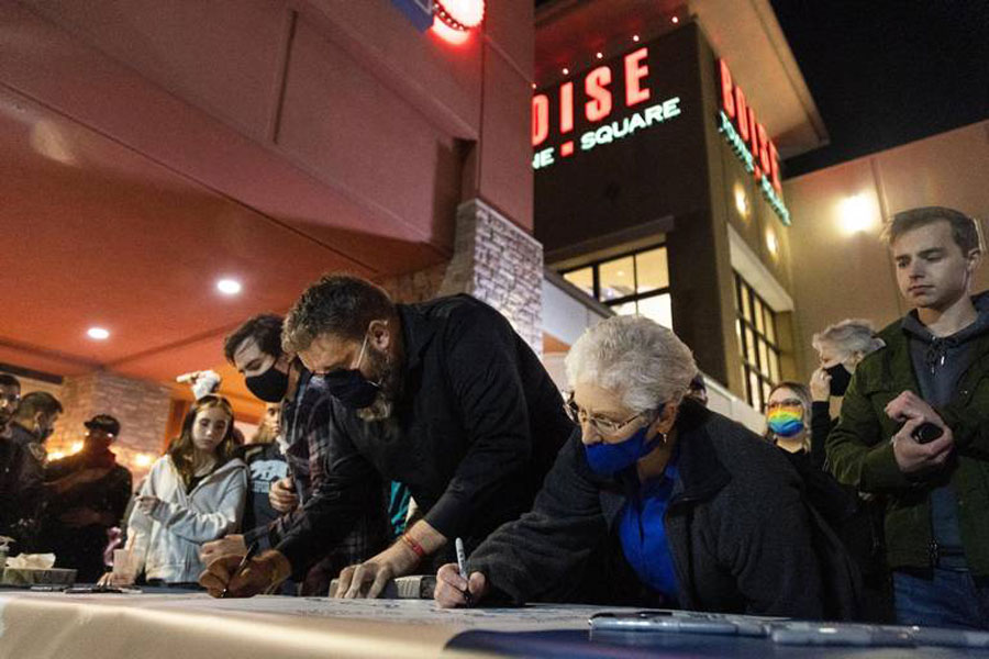 'Check in on each other': Hundreds attend vigil at Boise mall to honor shooting victims - Vimarsana News