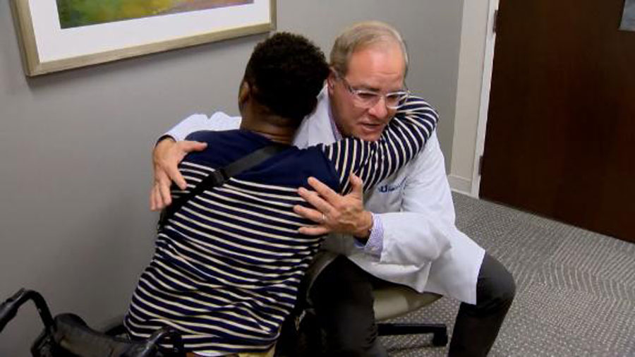 A gunshot victim finally got to thank the medical student who saved him 25 years ago - Vimarsana News