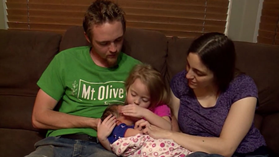 Rookie 911 operator talks couple through baby's birth - Vimarsana News
