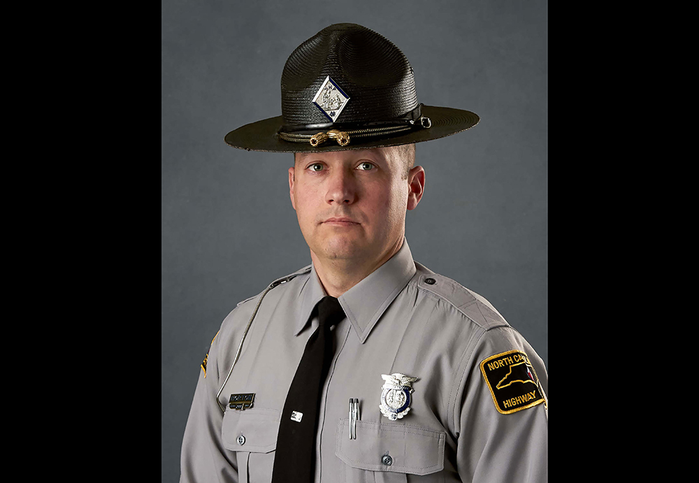 State trooper dies after he was accidentally hit by his brother's car during a traffic stop - Vimarsana News