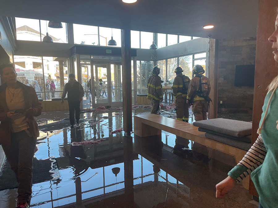 Pipe breaks, water bursts from ceiling into lobby of apartment complex in Rexburg - Vimarsana News