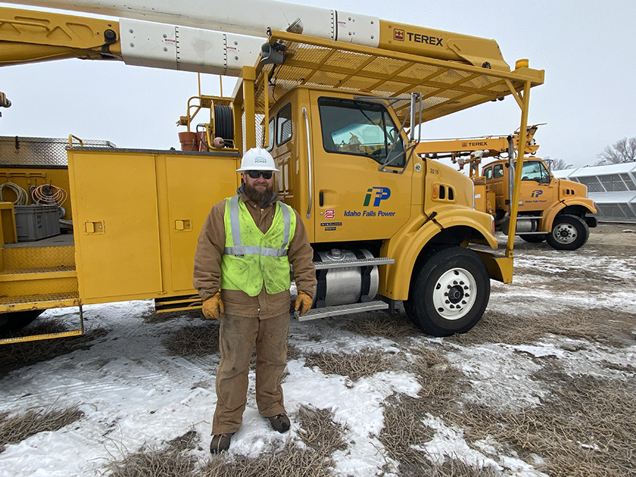 Hometown Helpers: Journeyman lineman helps power the community - Vimarsana News
